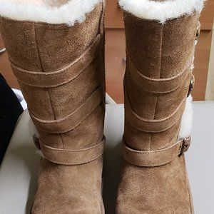 UGG TALL BOOTS FOR BIG KIDS (US SIZE 4).